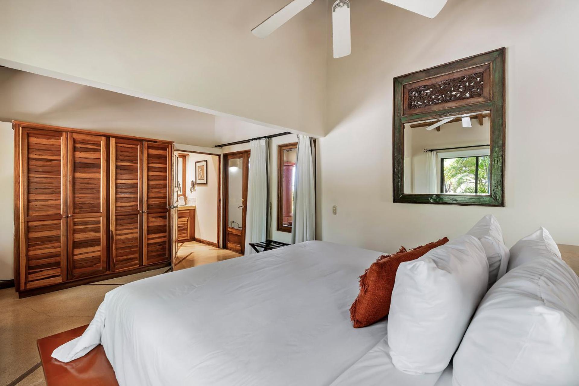 Habitación con cama extragrande y vistas al jardín