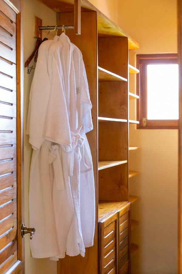 Suite con cama extragrande y vistas al mar